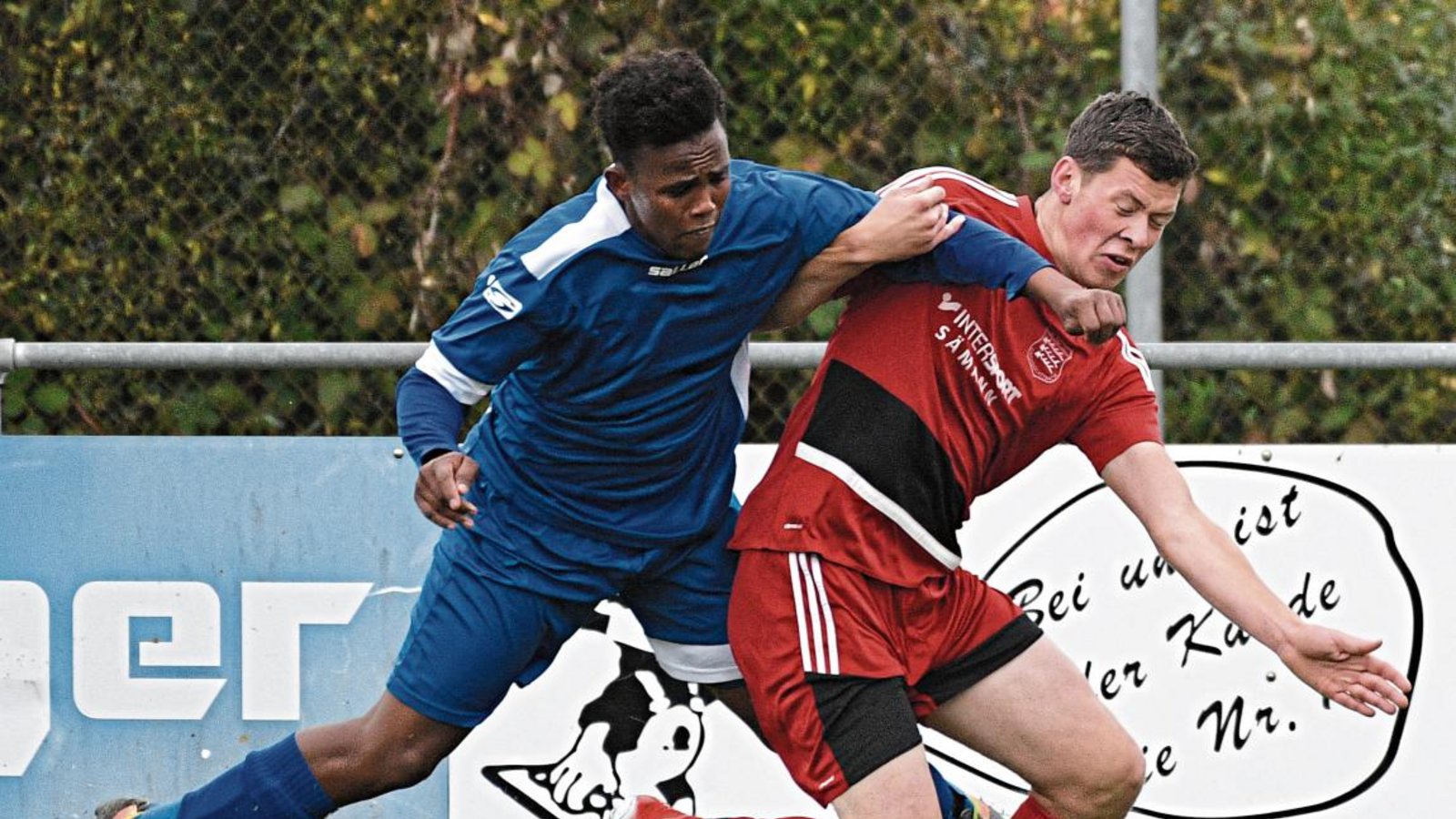 Zwischen Patrick Beisser (von rechts) und dem TSV Großglattbach sowie Ismail Ibrahim Nuh und dem FC Gündelbach wurde mit harten Bandagen gekämpft. Foto: Leitner Zwischen Patrick Beisser (von rechts) und dem TSV Großglattbach sowie Ismail Ibrahim Nuh und dem FC Gündelbach wurde mit harten Bandagen gekämpft. Foto: Leitner