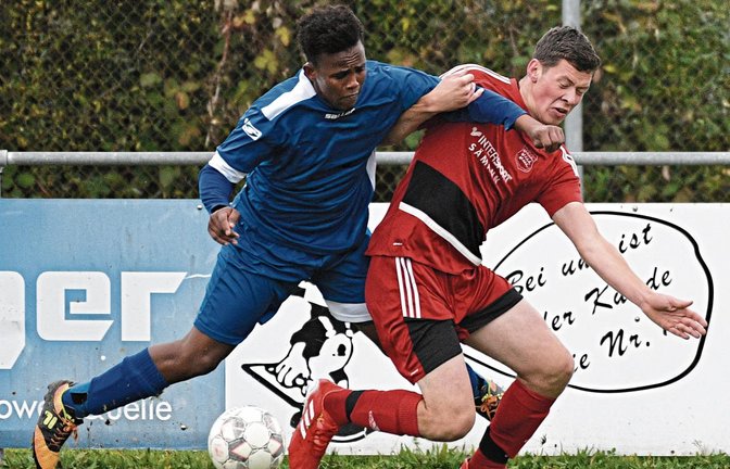 Zwischen Patrick Beisser (von rechts) und dem TSV Großglattbach sowie Ismail Ibrahim Nuh und dem FC Gündelbach wurde mit harten Bandagen gekämpft. Foto: Leitner