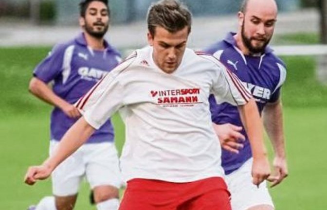 Axel Weidner (Mitte) und der TSV Großglattbach sowie Georgis Gatzionis (rechts) und die SGM Roßwag/Mühlhausen könnten beim Mühlacker Fußball-Stadtpokal in den K.o.-Spielen aufeinandertreffen. Foto: Archiv/Simecek