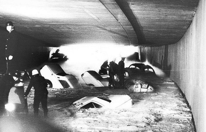 Rettungsversuche in einem Stuttgarter Tunnel im August 1972.<span class='image-autor'>Uli Kraufmann</span>