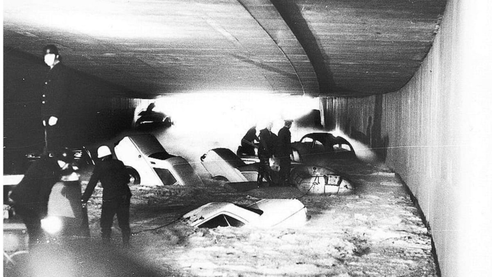 Rettungsversuche in einem Stuttgarter Tunnel im August 1972.Uli Kraufmann