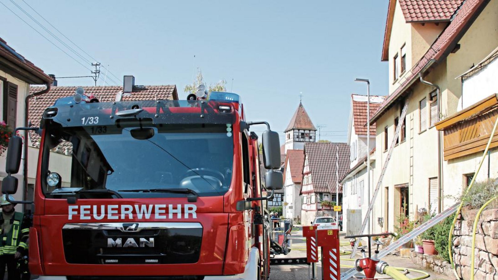 Beim Brand in Häfnerhaslach ist auch die Drehleiter aus Vaihingen im Einsatz. Fotos: Bögel Beim Brand in Häfnerhaslach ist auch die Drehleiter aus Vaihingen im Einsatz. Fotos: Bögel