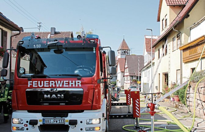 Beim Brand in Häfnerhaslach ist auch die Drehleiter aus Vaihingen im Einsatz. Fotos: Bögel