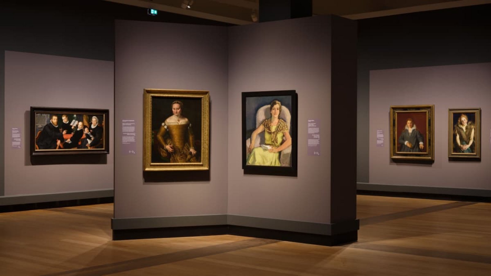 Ausstellung "Porträts!" in der Gemäldegalerie am Kulturforum Berlin. Im Vordergrund: Sofonisba Anguissolas Porträt ihrer Mutter Bianca Ponzoni Anguissola von 1557 und Eugen Spiros "Die Gattin des Künstlers" von 1929,Staatliche Museen zu Berlin, Gemäldegalerie / Katrin Hammer Ausstellung "Porträts!" in der Gemäldegalerie am Kulturforum Berlin. Im Vordergrund: Sofonisba Anguissolas Porträt ihrer Mutter Bianca Ponzoni Anguissola von 1557 und Eugen Spiros "Die Gattin des Künstlers" von 1929,Staatliche Museen zu Berlin, Gemäldegalerie / Katrin Hammer