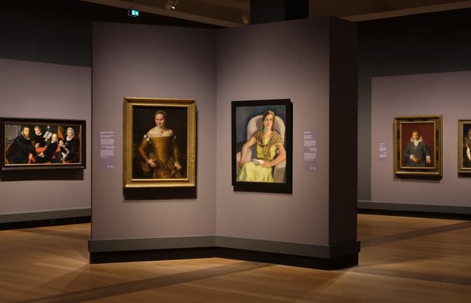 Ausstellung "Porträts!" in der Gemäldegalerie am Kulturforum Berlin. Im Vordergrund: Sofonisba Anguissolas Porträt ihrer Mutter Bianca Ponzoni Anguissola von 1557 und Eugen Spiros "Die Gattin des Künstlers" von 1929,<span class='image-autor'>Staatliche Museen zu Berlin, Gemäldegalerie / Katrin Hammer</span>