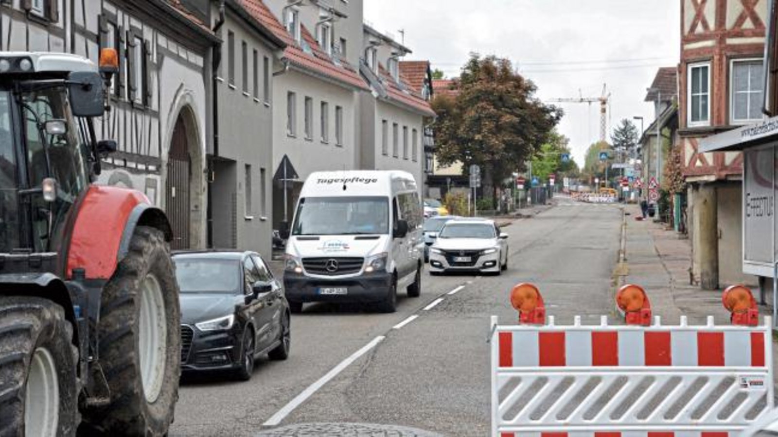 Dass die Sperrung der Straße schon am Kreisel beginnt, ärgert manche Bürger. Foto: Stahlfeld Dass die Sperrung der Straße schon am Kreisel beginnt, ärgert manche Bürger. Foto: Stahlfeld