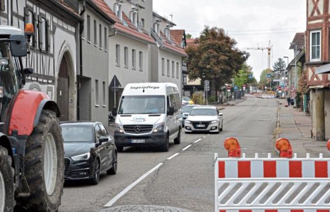 Dass die Sperrung der Straße schon am Kreisel beginnt, ärgert manche Bürger.  Foto: Stahlfeld