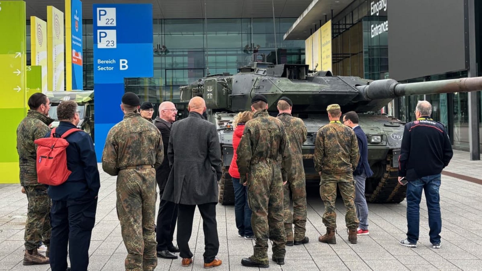 Der Kampfpanzer Leopard 2 lockt vor den Messehallen viele Besucher an.Theo Westermann