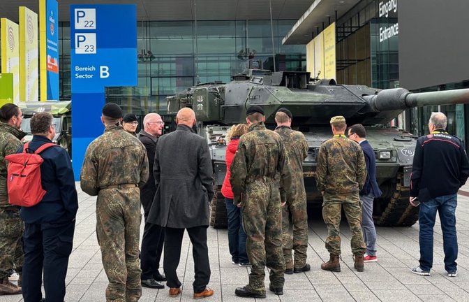 Der Kampfpanzer Leopard 2 lockt vor den Messehallen viele Besucher an.<span class='image-autor'>Theo Westermann</span>
