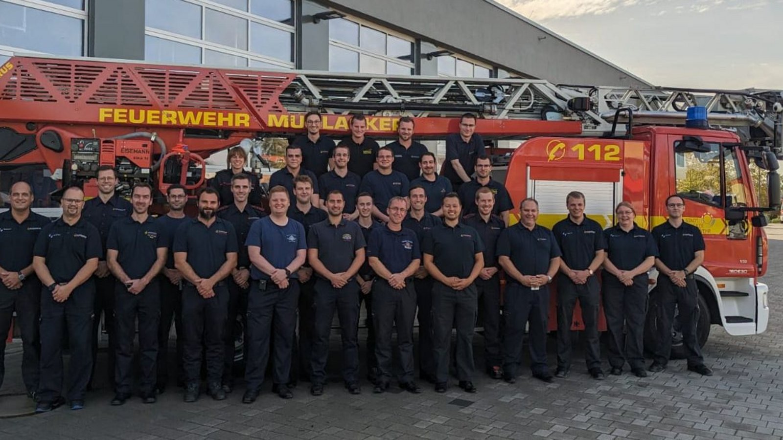 Eine gut ausgebildete und funktionsfähige Feuerwehr ist für die Kommunen unerlässlich, insbesondere angesichts der zunehmenden Aufgabenfülle, die auch der Klimawandel mit sich bringt. So ist beispielsweise die Gefahr von immer heftiger werdenden Unwettern mit Starkregen und örtlichen Überflutungen in den vergangenen Jahren deutlich angestiegen. Umso erfreulicher ist es, heißt es in einer Mitteilung des Landratsamtes Enzkreis, dass nun insgesamt 24 neue Führungskräfte einen Gruppenführer-Lehrgang in Theorie und Praxis erfolgreich abschlossen. „Nach der Ernennung durch die jeweiligen Kommandanten können diese künftig in ihren Wehren als Gruppenführer eingesetzt werden“, so Kreisbrandmeister Carsten Sorg und erklärt: „Der Enzkreis hatte diese Fortbildung für Feuerwehrangehörige aus verschiedenen Wehren im Kreis als Pilotprojekt im Auftrag der Landesfeuerwehrschule Baden-Württemberg durchgeführt.“ Der Lehrgang fand vor Ort in Mühlacker auf dem Gelände des alten und des neuen Feuerwehrhauses statt. Geleitet haben ihn Ausbilder aus Enzkreiswehren und Experten aus dem Sachgebiet Bevölkerungsschutz des Landratsamtes, die allesamt die Qualifikation des gehobenen feuerwehrtechnischen Dienstes besitzen. Auch ein Ausbilder der Landesfeuerwehrschule stand vor Ort mit Rat und Tat zur Verfügung. Auf dem straffen Stundenplan standen Themen wie Einsatztaktik beim Brand- und Hilfeleistungseinsatz, ABC-Schutz, Rechtsgrundlagen, Führen, Ausbilden, Vorbeugender Brandschutz sowie Brennen und Löschen. Komplettiert wurde das Programm durch praktische Anteile in Form von Einsatzübungen, in denen die Führung einer taktischen Einheit in Form einer neunköpfigen Löschgruppe und eines Löschgruppenfahrzeugs verlangt wurde. Sorg dankte am Ende sowohl der Stadt als auch der Feuerwehr Mühlacker für die Bereitstellung der idealen Ausbildungsräumlichkeiten. Foto: LE Eine gut ausgebildete und funktionsfähige Feuerwehr ist für die Kommunen unerlässlich, insbesondere angesichts der zunehmenden Aufgabenfülle, die auch der Klimawandel mit sich bringt. So ist beispielsweise die Gefahr von immer heftiger werdenden Unwettern mit Starkregen und örtlichen Überflutungen in den vergangenen Jahren deutlich angestiegen. Umso erfreulicher ist es, heißt es in einer Mitteilung des Landratsamtes Enzkreis, dass nun insgesamt 24 neue Führungskräfte einen Gruppenführer-Lehrgang in Theorie und Praxis erfolgreich abschlossen. „Nach der Ernennung durch die jeweiligen Kommandanten können diese künftig in ihren Wehren als Gruppenführer eingesetzt werden“, so Kreisbrandmeister Carsten Sorg und erklärt: „Der Enzkreis hatte diese Fortbildung für Feuerwehrangehörige aus verschiedenen Wehren im Kreis als Pilotprojekt im Auftrag der Landesfeuerwehrschule Baden-Württemberg durchgeführt.“ Der Lehrgang fand vor Ort in Mühlacker auf dem Gelände des alten und des neuen Feuerwehrhauses statt. Geleitet haben ihn Ausbilder aus Enzkreiswehren und Experten aus dem Sachgebiet Bevölkerungsschutz des Landratsamtes, die allesamt die Qualifikation des gehobenen feuerwehrtechnischen Dienstes besitzen. Auch ein Ausbilder der Landesfeuerwehrschule stand vor Ort mit Rat und Tat zur Verfügung. Auf dem straffen Stundenplan standen Themen wie Einsatztaktik beim Brand- und Hilfeleistungseinsatz, ABC-Schutz, Rechtsgrundlagen, Führen, Ausbilden, Vorbeugender Brandschutz sowie Brennen und Löschen. Komplettiert wurde das Programm durch praktische Anteile in Form von Einsatzübungen, in denen die Führung einer taktischen Einheit in Form einer neunköpfigen Löschgruppe und eines Löschgruppenfahrzeugs verlangt wurde. Sorg dankte am Ende sowohl der Stadt als auch der Feuerwehr Mühlacker für die Bereitstellung der idealen Ausbildungsräumlichkeiten. Foto: LE
