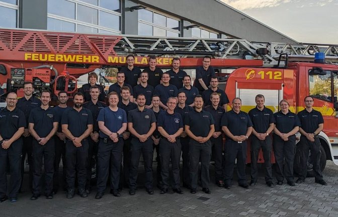 Eine gut ausgebildete und funktionsfähige Feuerwehr ist für die Kommunen unerlässlich, insbesondere angesichts der zunehmenden Aufgabenfülle, die auch der Klimawandel mit sich bringt. So ist beispielsweise die Gefahr von immer heftiger werdenden Unwettern mit Starkregen und örtlichen Überflutungen in den vergangenen Jahren deutlich angestiegen. Umso erfreulicher ist es, heißt es in einer Mitteilung des Landratsamtes Enzkreis, dass nun insgesamt 24 neue Führungskräfte einen Gruppenführer-Lehrgang in Theorie und Praxis erfolgreich abschlossen. „Nach der Ernennung durch die jeweiligen Kommandanten können diese künftig in ihren Wehren als Gruppenführer eingesetzt werden“, so Kreisbrandmeister Carsten Sorg und erklärt: „Der Enzkreis hatte diese Fortbildung für Feuerwehrangehörige aus verschiedenen Wehren im Kreis als Pilotprojekt im Auftrag der Landesfeuerwehrschule Baden-Württemberg durchgeführt.“ Der Lehrgang fand vor Ort in Mühlacker auf dem Gelände des alten und des neuen Feuerwehrhauses statt. Geleitet haben ihn Ausbilder aus Enzkreiswehren und Experten aus dem Sachgebiet Bevölkerungsschutz des Landratsamtes, die allesamt die Qualifikation des gehobenen feuerwehrtechnischen Dienstes besitzen. Auch ein Ausbilder der Landesfeuerwehrschule stand vor Ort mit Rat und Tat zur Verfügung. Auf dem straffen Stundenplan standen Themen wie Einsatztaktik beim Brand- und Hilfeleistungseinsatz, ABC-Schutz, Rechtsgrundlagen, Führen, Ausbilden, Vorbeugender Brandschutz sowie Brennen und Löschen. Komplettiert wurde das Programm durch praktische Anteile in Form von Einsatzübungen, in denen die Führung einer taktischen Einheit in Form einer neunköpfigen Löschgruppe und eines Löschgruppenfahrzeugs verlangt wurde. Sorg dankte am Ende sowohl der Stadt als auch der Feuerwehr Mühlacker für die Bereitstellung der idealen Ausbildungsräumlichkeiten. <span class='image-autor'>Foto: LE</span>