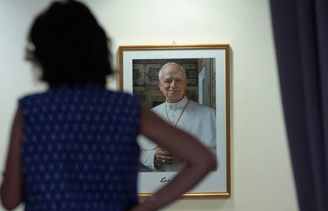 Papst Leo XIV. ist erst ein Jahr im Amt&nbsp;– und schon sorgt sich die Weltkirche ernsthaft um seine Gesundheit.<span class='image-autor'>Gregorio Borgia/AP/dpa</span>