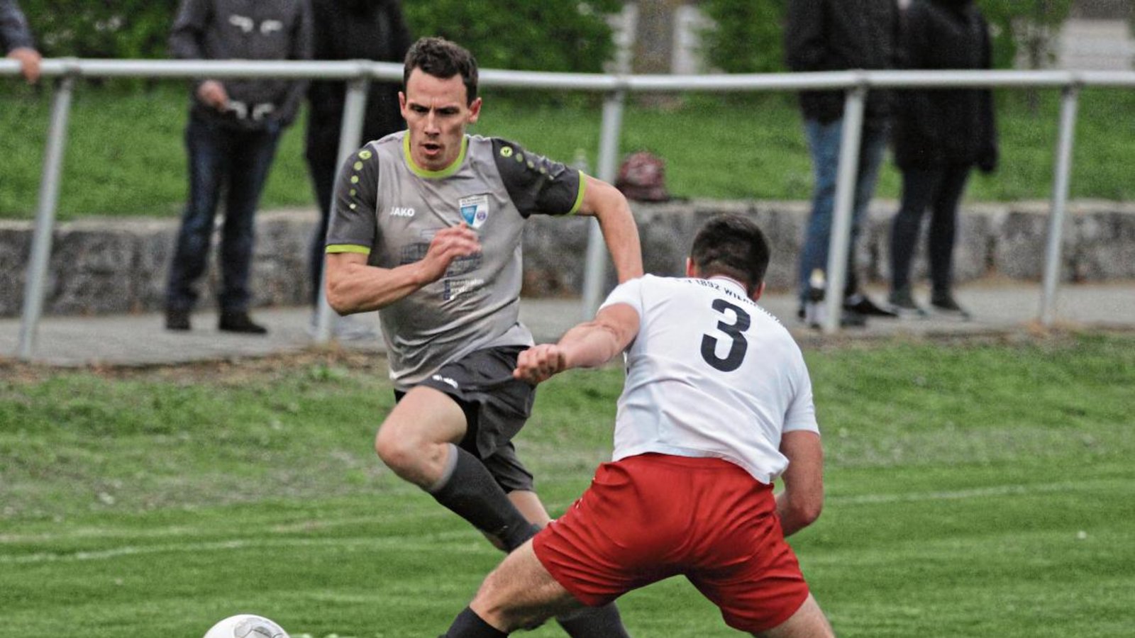 Cevin Blattert (links) von der SGM Roßwag/Mühlhausen überläuft Wiernsheim Linksverteidiger Bogdan Nutescu. Foto: Nachreiner Cevin Blattert (links) von der SGM Roßwag/Mühlhausen überläuft Wiernsheim Linksverteidiger Bogdan Nutescu. Foto: Nachreiner