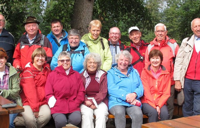 Die Ortsgruppe Sachsenheim des Schwäbischen Albvereins war dieser Tage auf Wandertour im Enzkreis unterwegs. Vom Sachsenheimer Bahnhof ging’s mit der Bahn nach Kleinvillars. Dort begrüßten die Wanderführer Hans-Günter Gromeier und Günther Oppenländer die fast 20 Teilnehmer. Dunkle Wolken und ein kalter Wind begleiteten die motivierte Wandergruppe auf der ganzen Tour, nur zwischendurch zeigte sich immer wieder die Sonne. Von Kleinvillars aus ging es meist durch den Wald und dann über die Felder zum Neulinger Ortsteil Bauschlott. Der kleine Ort ist fast weltbekannt, denn schon im Jahr 1888 war Bertha Benz, die Gattin des Autopioniers Carl Benz, auf ihrer Fahrt mit dem Patentwagen in Bauschlott. Denn sie hatte sozusagen die erste Autopanne zu dieser Zeit und der örtliche Schuhmacher durfte neue Bremsbeläge aus Leder auf die Bremsklötze nageln. Auf jeden Fall war Bertha Benz weit vor den Sachsenheimer Albvereinlern in Bauschlott.
