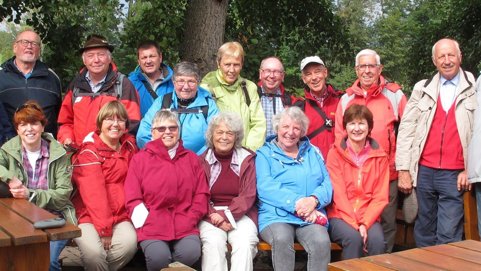 Die Ortsgruppe Sachsenheim des Schwäbischen Albvereins war dieser Tage auf Wandertour im Enzkreis unterwegs. Vom Sachsenheimer Bahnhof ging’s mit der Bahn nach Kleinvillars. Dort begrüßten die Wanderführer Hans-Günter Gromeier und Günther Oppenländer die fast 20 Teilnehmer. Dunkle Wolken und ein kalter Wind begleiteten die motivierte Wandergruppe auf der ganzen Tour, nur zwischendurch zeigte sich immer wieder die Sonne. Von Kleinvillars aus ging es meist durch den Wald und dann über die Felder zum Neulinger Ortsteil Bauschlott. Der kleine Ort ist fast weltbekannt, denn schon im Jahr 1888 war Bertha Benz, die Gattin des Autopioniers Carl Benz, auf ihrer Fahrt mit dem Patentwagen in Bauschlott. Denn sie hatte sozusagen die erste Autopanne zu dieser Zeit und der örtliche Schuhmacher durfte neue Bremsbeläge aus Leder auf die Bremsklötze nageln. Auf jeden Fall war Bertha Benz weit vor den Sachsenheimer Albvereinlern in Bauschlott. Die Ortsgruppe Sachsenheim des Schwäbischen Albvereins war dieser Tage auf Wandertour im Enzkreis unterwegs. Vom Sachsenheimer Bahnhof ging’s mit der Bahn nach Kleinvillars. Dort begrüßten die Wanderführer Hans-Günter Gromeier und Günther Oppenländer die fast 20 Teilnehmer. Dunkle Wolken und ein kalter Wind begleiteten die motivierte Wandergruppe auf der ganzen Tour, nur zwischendurch zeigte sich immer wieder die Sonne. Von Kleinvillars aus ging es meist durch den Wald und dann über die Felder zum Neulinger Ortsteil Bauschlott. Der kleine Ort ist fast weltbekannt, denn schon im Jahr 1888 war Bertha Benz, die Gattin des Autopioniers Carl Benz, auf ihrer Fahrt mit dem Patentwagen in Bauschlott. Denn sie hatte sozusagen die erste Autopanne zu dieser Zeit und der örtliche Schuhmacher durfte neue Bremsbeläge aus Leder auf die Bremsklötze nageln. Auf jeden Fall war Bertha Benz weit vor den Sachsenheimer Albvereinlern in Bauschlott.