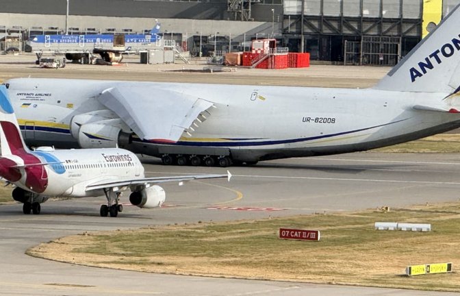 Eurowings-Maschine vor dicker Antonov An-124 in Stuttgart.<span class='image-autor'>Daniel Kessler</span>