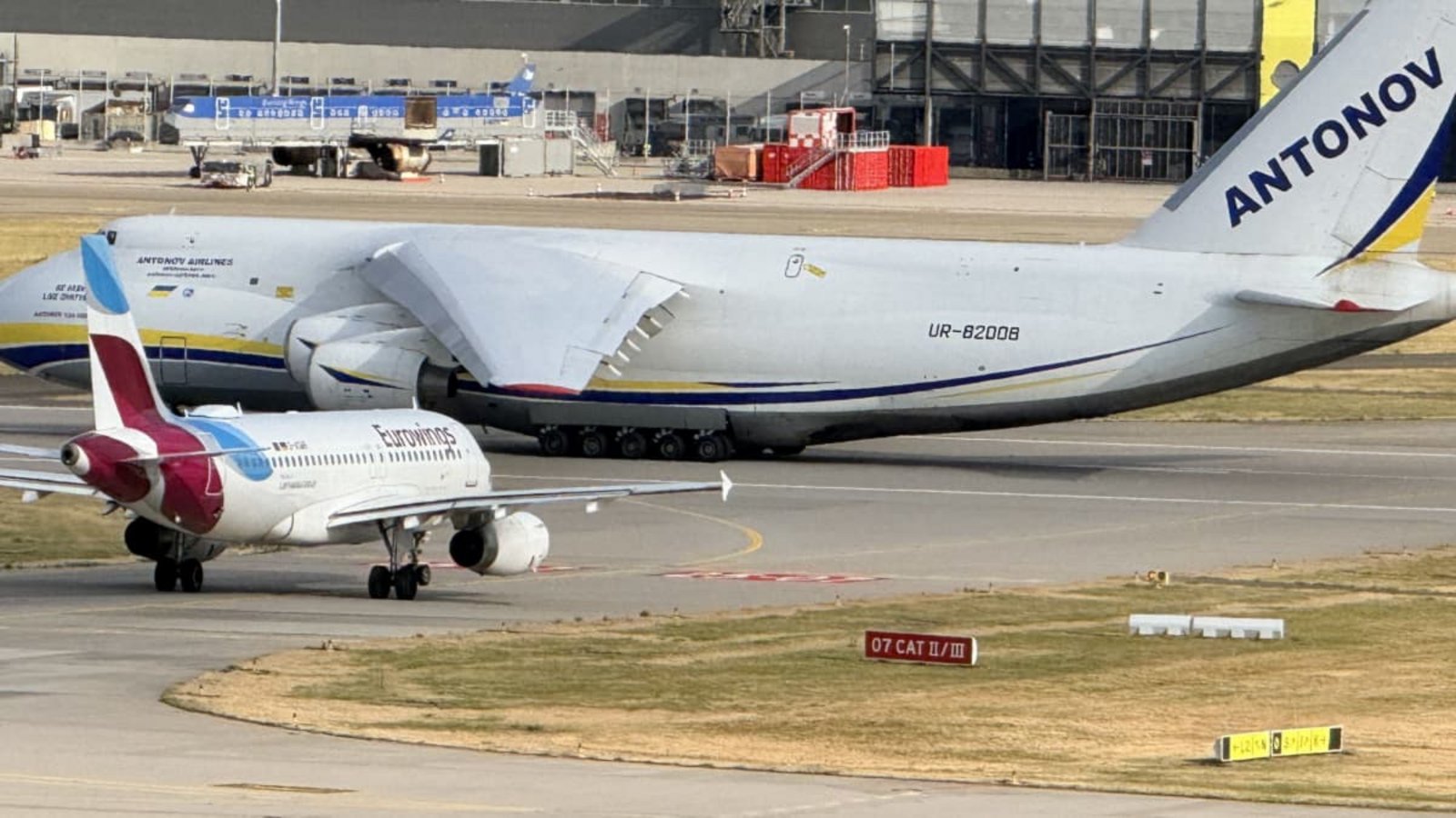 Eurowings-Maschine vor dicker Antonov An-124 in Stuttgart.Daniel Kessler Eurowings-Maschine vor dicker Antonov An-124 in Stuttgart.Daniel Kessler