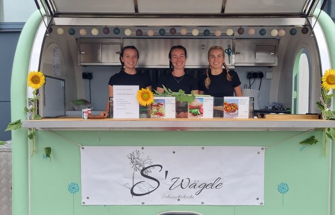 Mit dem Wägele sind die drei Schwestern unterwegs und verkaufen schwäbisch-vegane Gerichte. Auch in Vaihingen waren Elisa Beier, Maria Veljkovic und Teresa Veljkovic (von links) bereits. Dort servierten sie Pfannkuchen.  <span class='image-autor'>Foto: p</span>