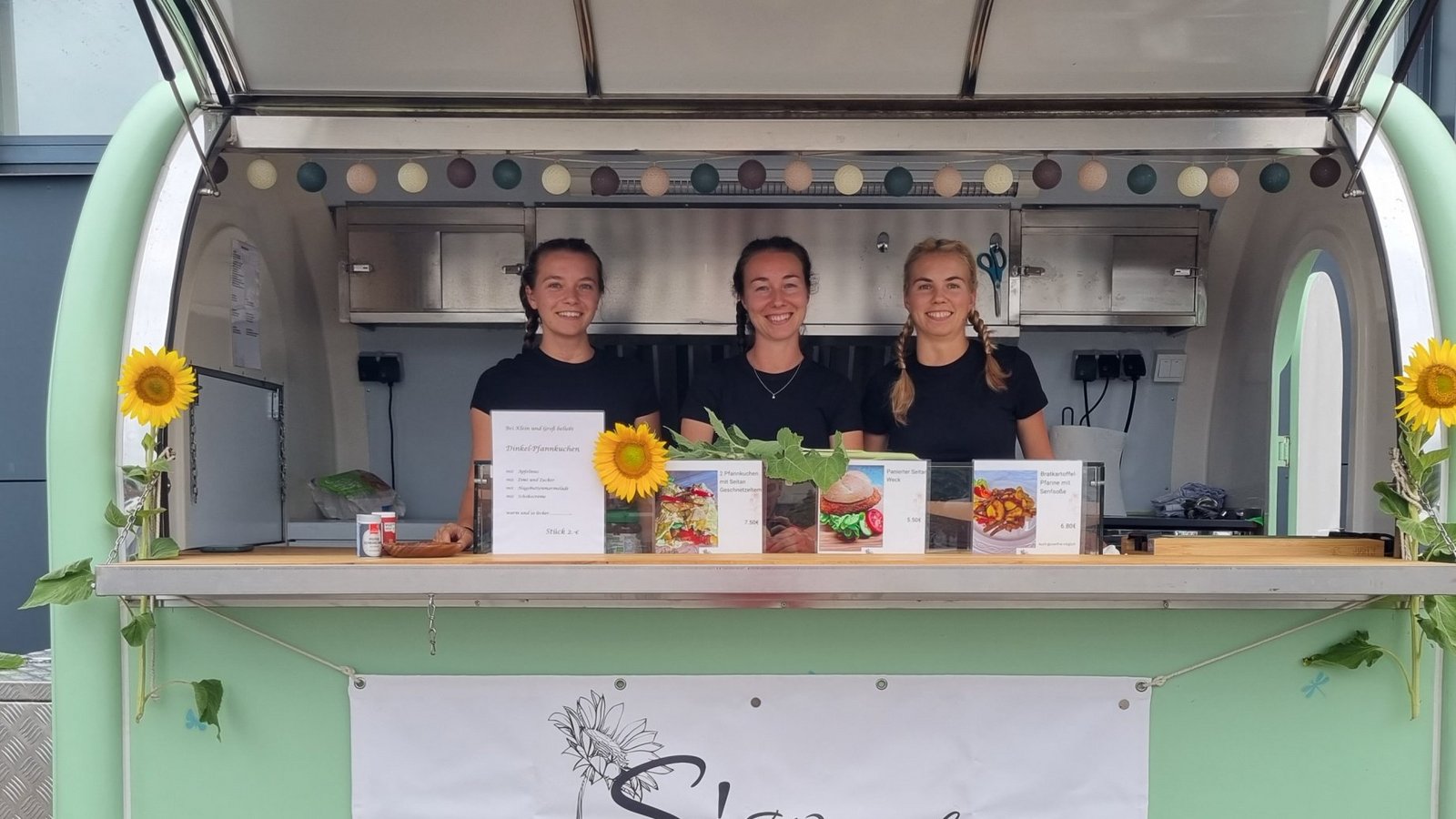 Mit dem Wägele sind die drei Schwestern unterwegs und verkaufen schwäbisch-vegane Gerichte. Auch in Vaihingen waren Elisa Beier, Maria Veljkovic und Teresa Veljkovic (von links) bereits. Dort servierten sie Pfannkuchen.  Foto: p
