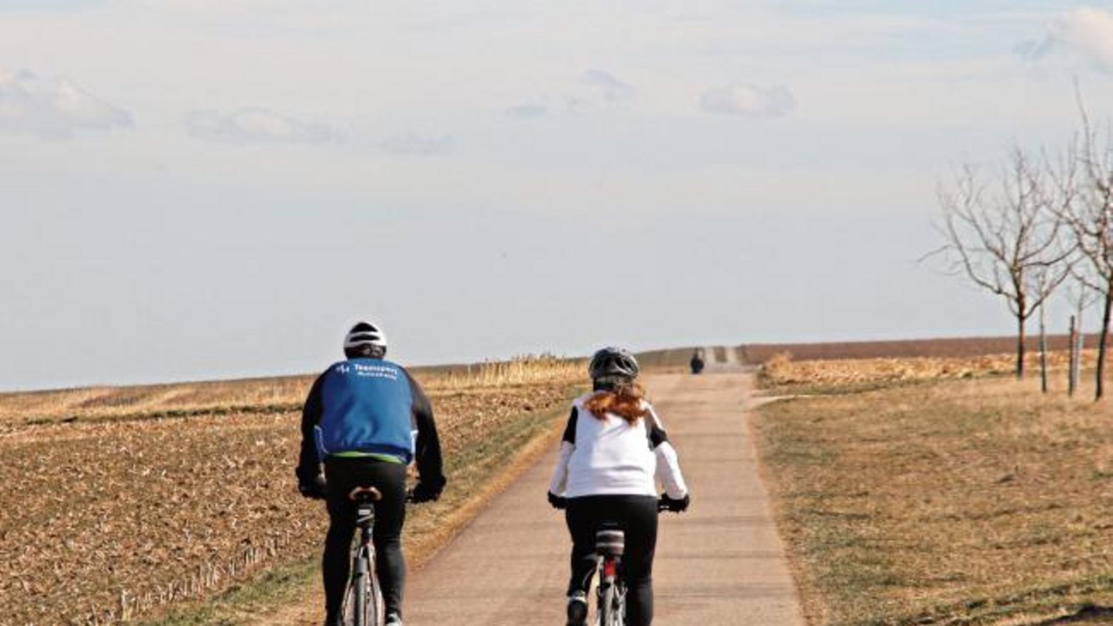 Das schöne Wetter lockte gestern zahlreiche Radler wieder ins Freie. Hier im Vaihinger Weitfeld. Foto: Arning Das schöne Wetter lockte gestern zahlreiche Radler wieder ins Freie. Hier im Vaihinger Weitfeld. Foto: Arning