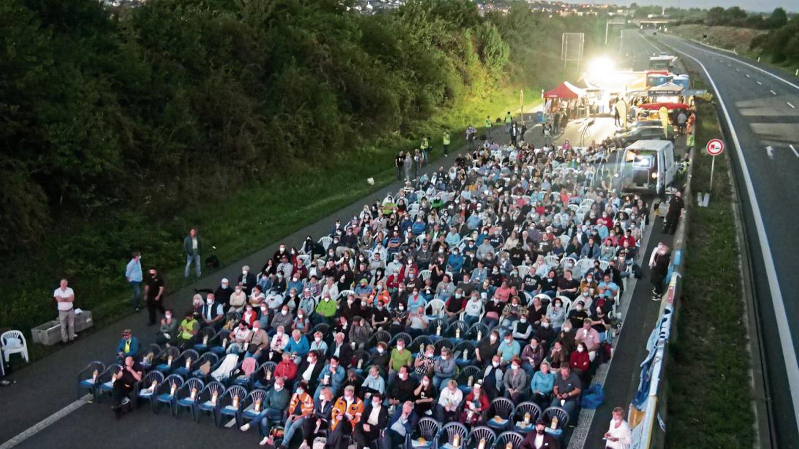 Publikum statt Autos auf einer leeren Autobahn – ein Bild mit Seltenheitswert. Foto: Friedrich Publikum statt Autos auf einer leeren Autobahn – ein Bild mit Seltenheitswert. Foto: Friedrich