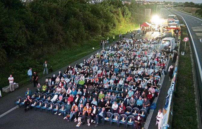 Publikum statt Autos auf einer leeren Autobahn – ein Bild mit Seltenheitswert.  Foto: Friedrich