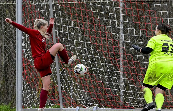 Mit Ruhe, Übersicht und ohne Mühe netzt Lea Schmid (links) zum 6:2 für den SV Horrheim ein. <span class='image-autor'>Foto: Leitner</span>