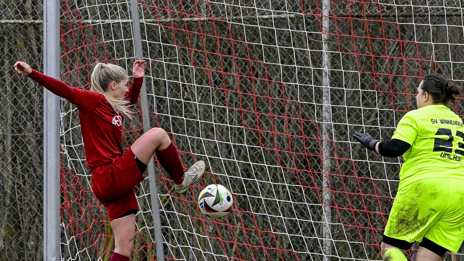 Mit Ruhe, Übersicht und ohne Mühe netzt Lea Schmid (links) zum 6:2 für den SV Horrheim ein. Foto: Leitner