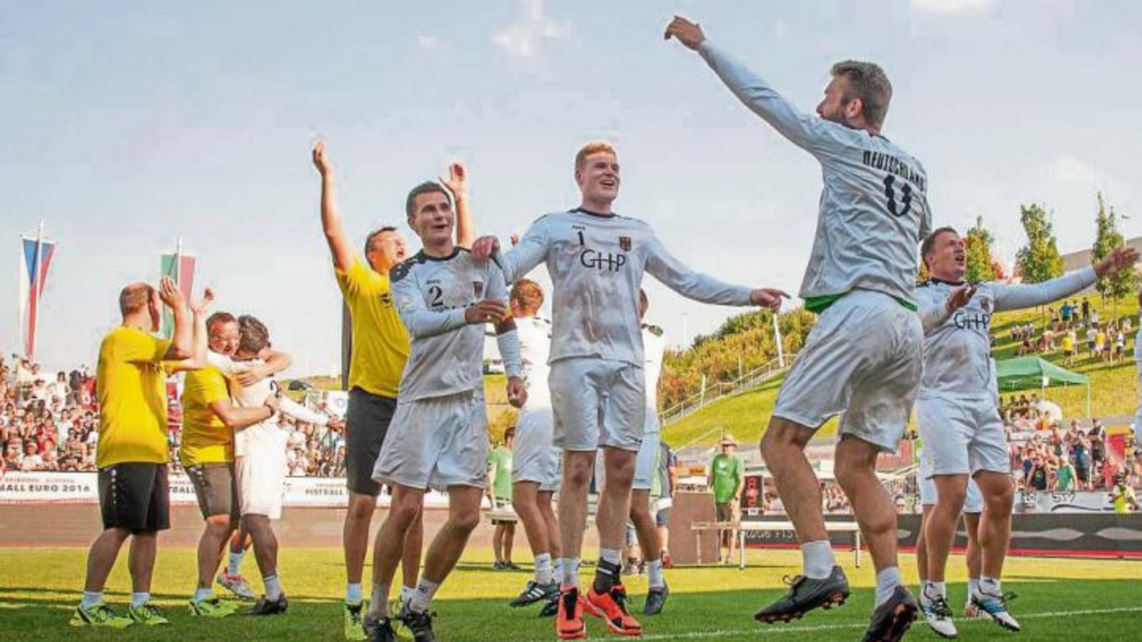 Die deutsche Faustball-Nationalmannschaft jubelt nach dem Titelgewinn.  Foto: DFBL/Schönwandt
