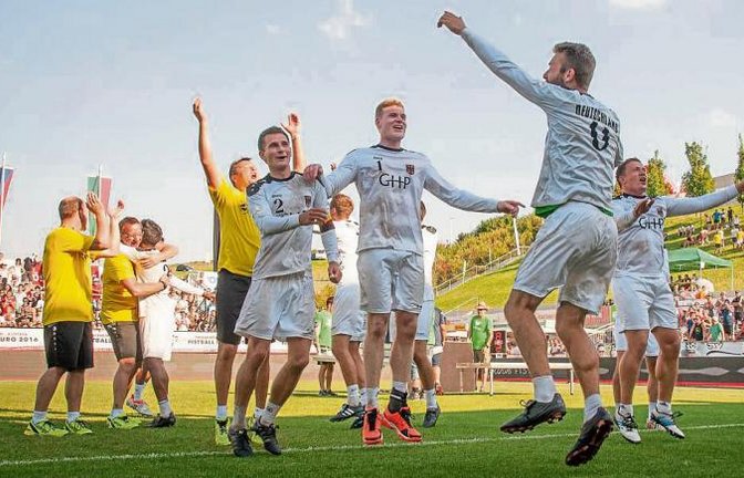 Die deutsche Faustball-Nationalmannschaft jubelt nach dem Titelgewinn.  Foto: DFBL/Schönwandt