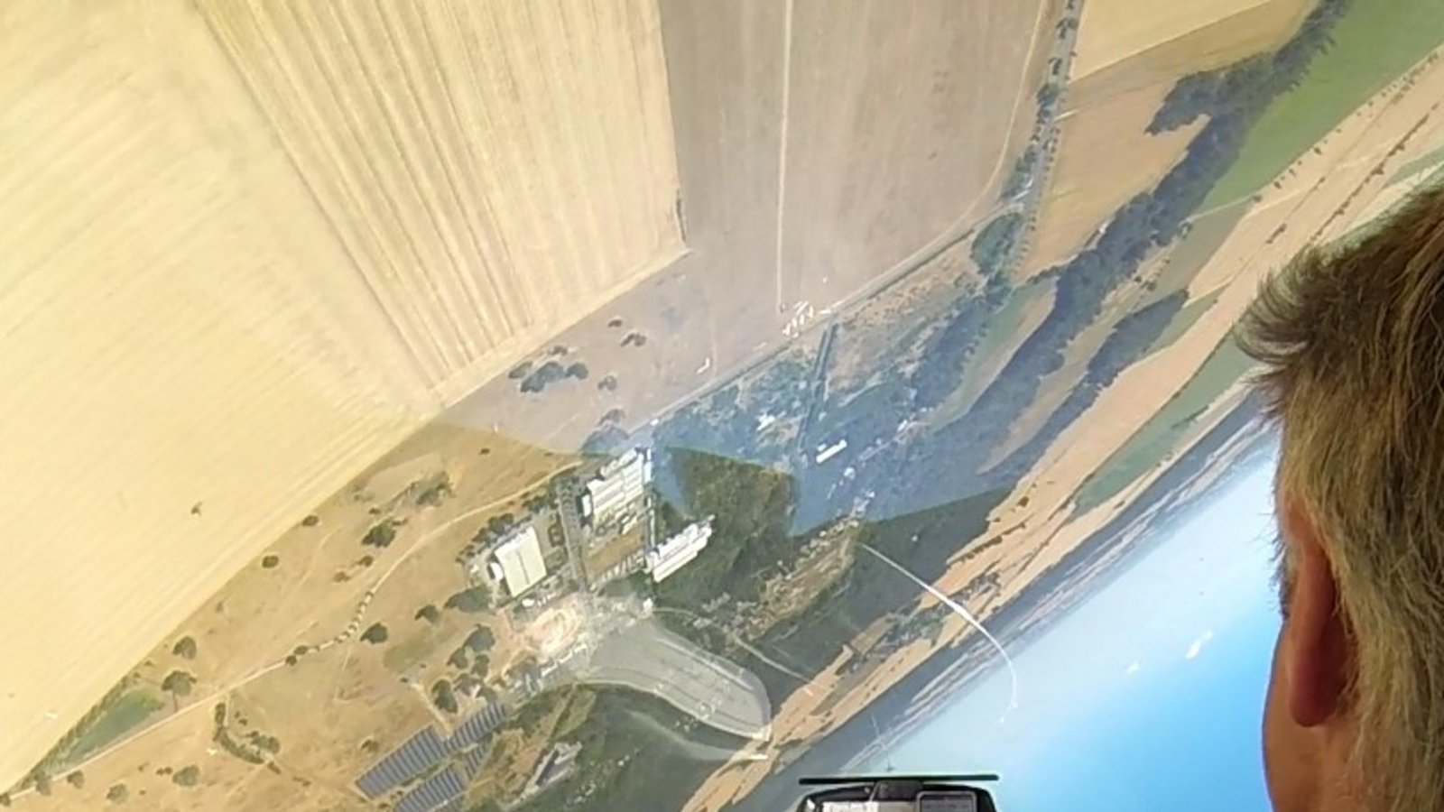 Nein, das ist kein Bild aus einem Flugsimulator. Bei seinen Figuren, die er meisterlich ausführt, fliegt Eberhard Holl in jeder Lage. Foto: privat Nein, das ist kein Bild aus einem Flugsimulator. Bei seinen Figuren, die er meisterlich ausführt, fliegt Eberhard Holl in jeder Lage. Foto: privat