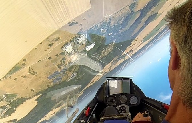 Nein, das ist kein Bild aus einem Flugsimulator. Bei seinen Figuren, die er meisterlich ausführt, fliegt Eberhard Holl in jeder Lage. <span class='image-autor'>Foto: privat</span>