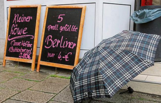Er musste gestern draußen bleiben, als Frauchen Naschwerk besorgte, um den Regennachmittag zu versüßen.  Foto: Thaler