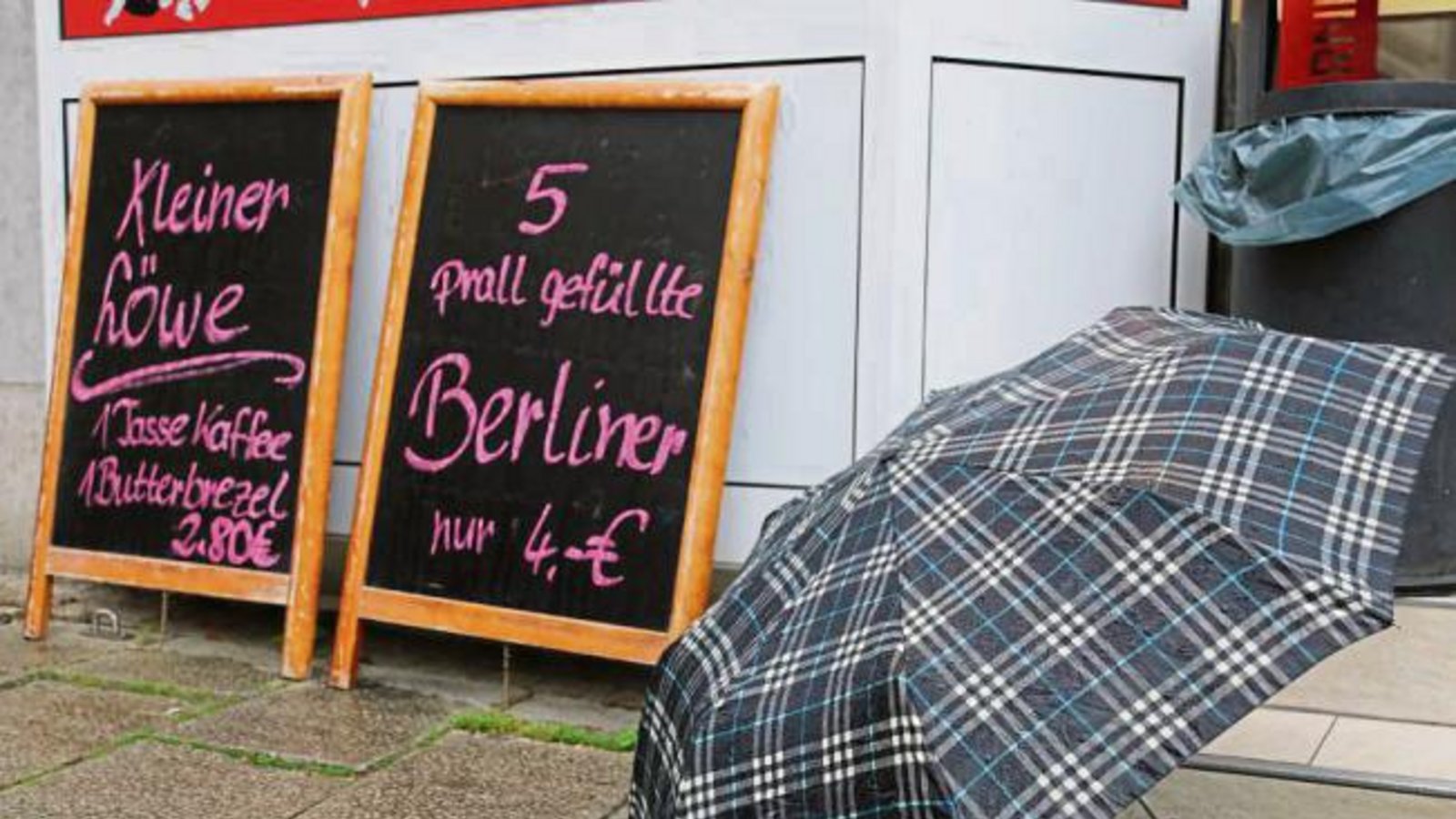 Er musste gestern draußen bleiben, als Frauchen Naschwerk besorgte, um den Regennachmittag zu versüßen.  Foto: Thaler