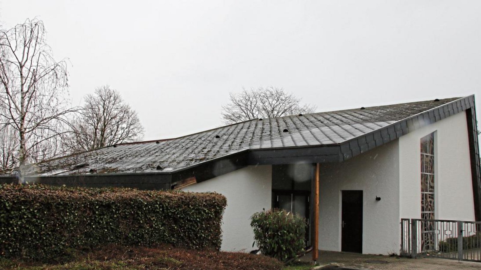 Das Dach der Aussegnungshalle in Nussdorf ist undicht. Foto: Bögel