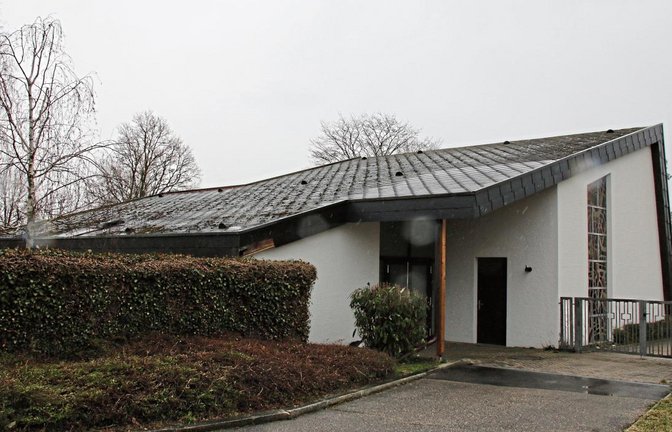 Das Dach der Aussegnungshalle in Nussdorf ist undicht. Foto: Bögel