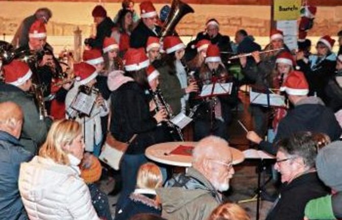 Die Stadtkapelle spielt in der Kelter auf.