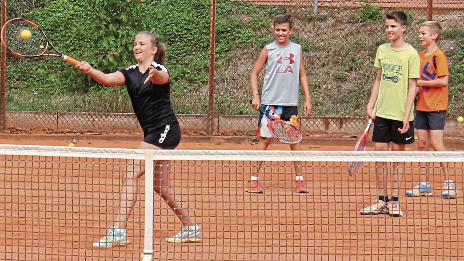 Den Volley nicht nur über das Netz, sondern in eine gekennzeichnete Zielzone zu bringen, ist gestern das Ziel einer der Übungen beim TVV-Tenniscamp. Foto: Nachreiner
