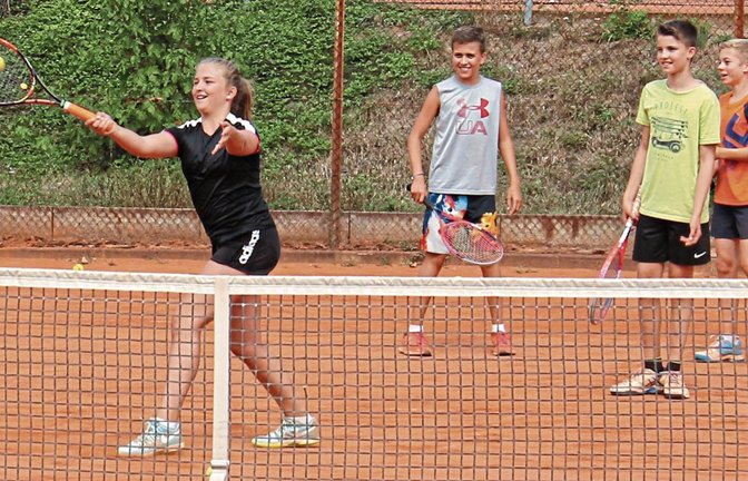 Den Volley nicht nur über das Netz, sondern in eine gekennzeichnete Zielzone zu bringen, ist gestern das Ziel einer der Übungen beim TVV-Tenniscamp. Foto: Nachreiner
