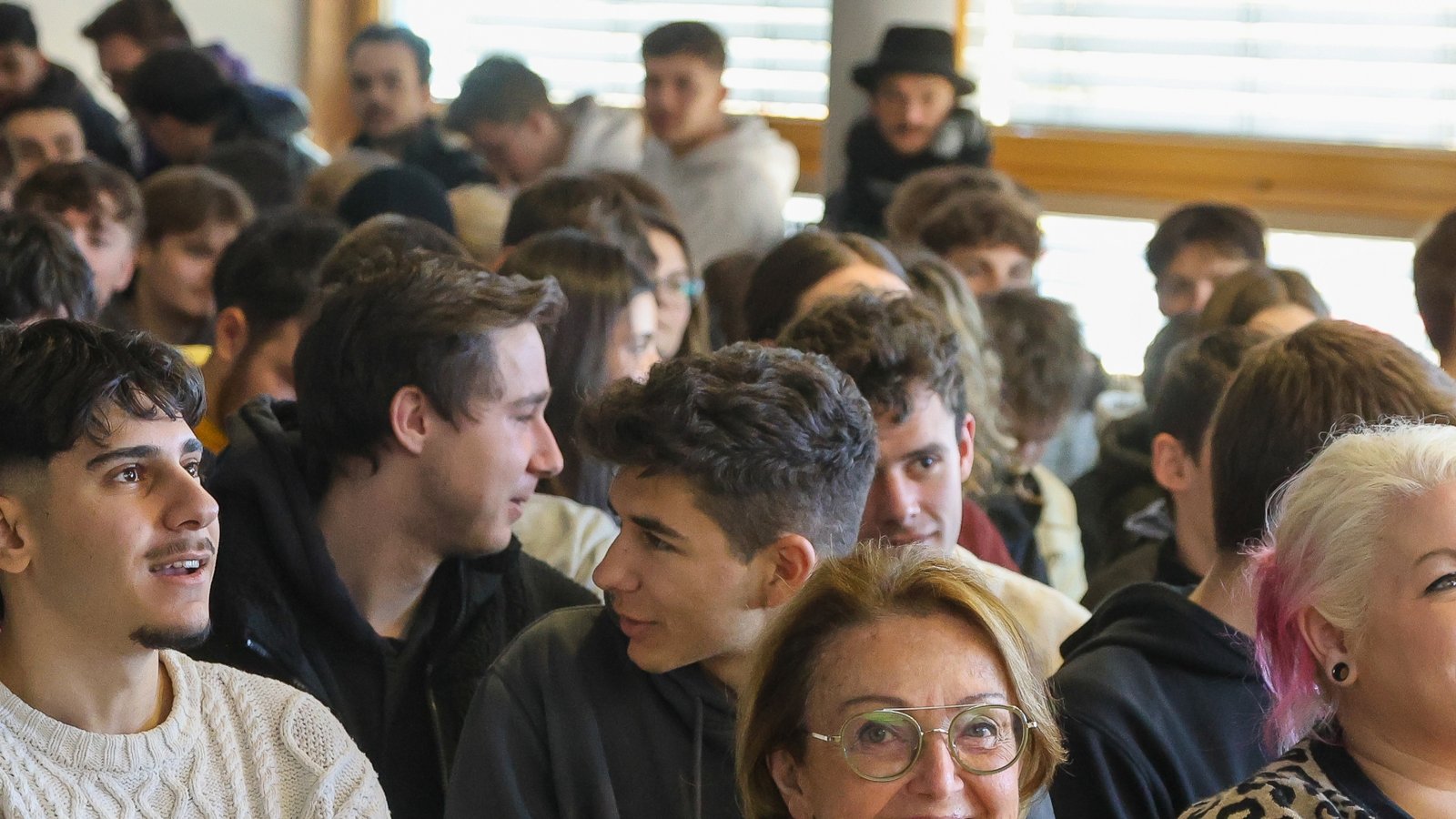 Dr. Eva Umlauf (vorne) im Beruflichen Schulzentrum in Bietigheim. Sie las auch aus ihren 2016 erschienen Erinnerungen vor.  Foto: Oliver Bürkle
