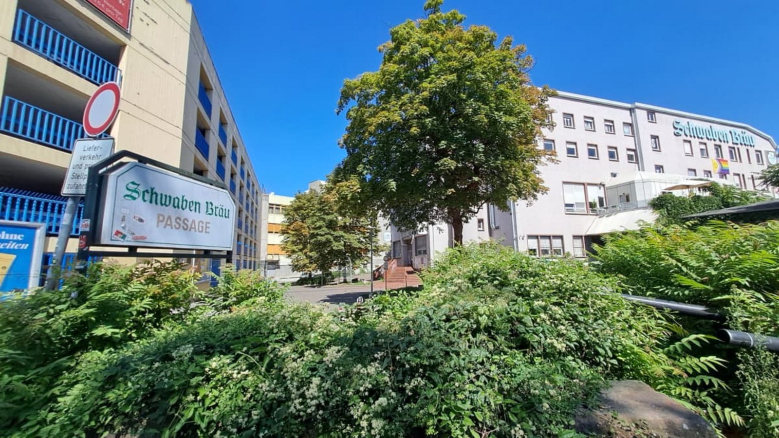 Blick auf das Parkhaus Eisenbahnstraße (links) und auf die Schwabenbräu-Passage, die die Stadt im Jahr 2020 bereits erworben hat.Uli Nagel Blick auf das Parkhaus Eisenbahnstraße (links) und auf die Schwabenbräu-Passage, die die Stadt im Jahr 2020 bereits erworben hat.Uli Nagel