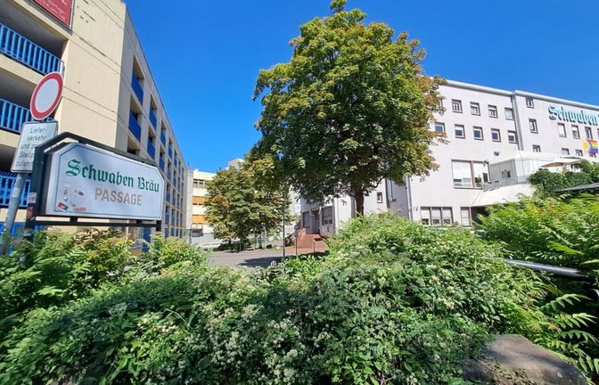 Blick auf das Parkhaus Eisenbahnstraße (links) und auf die Schwabenbräu-Passage, die die Stadt im Jahr 2020 bereits erworben hat.<span class='image-autor'>Uli Nagel</span>