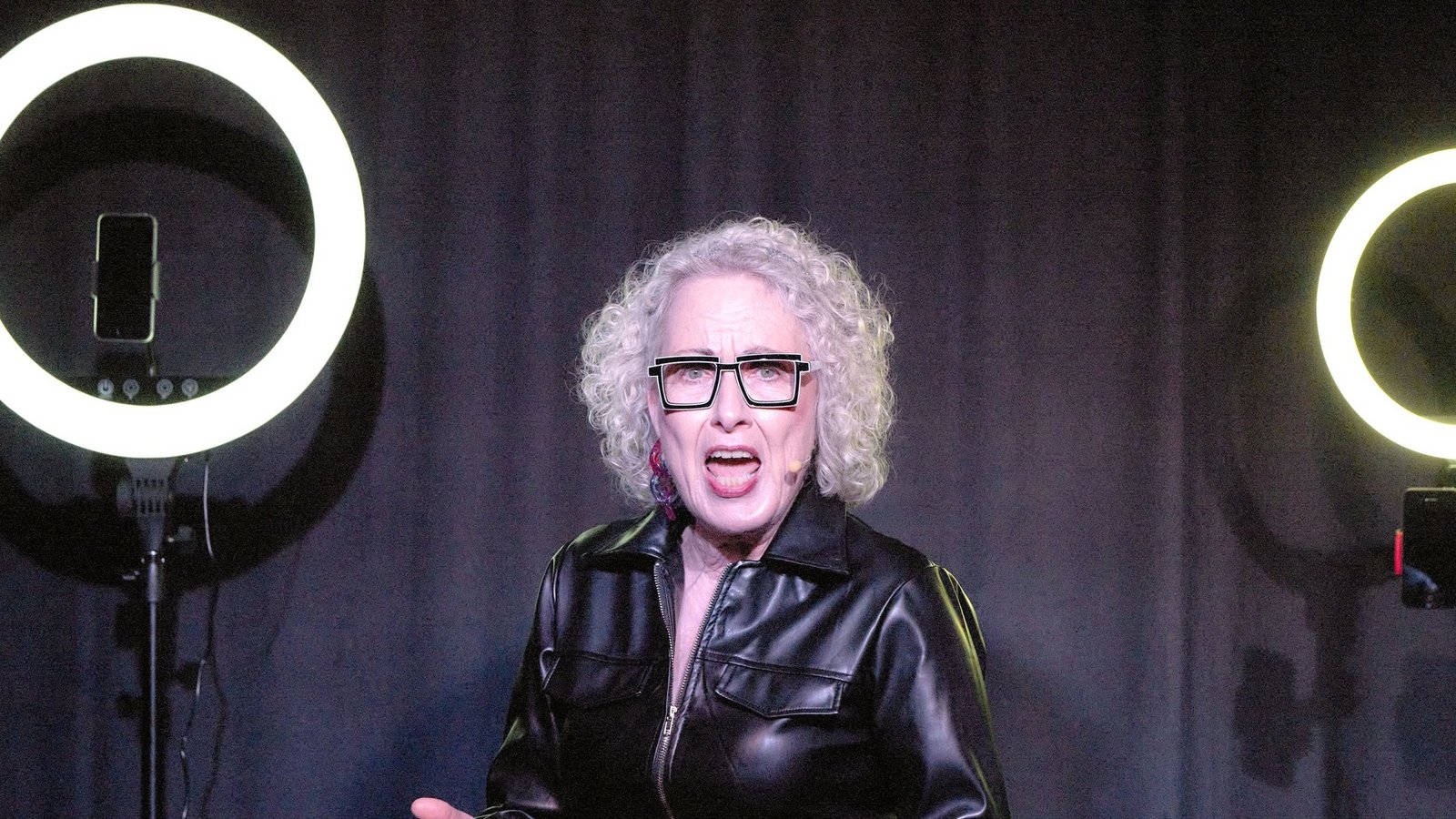 In ihrem Programm „Fahndung läuft“ ermittelt Helga Becker als Frau Nägele in der schwäbischen Nachbarschaft.  Foto: p