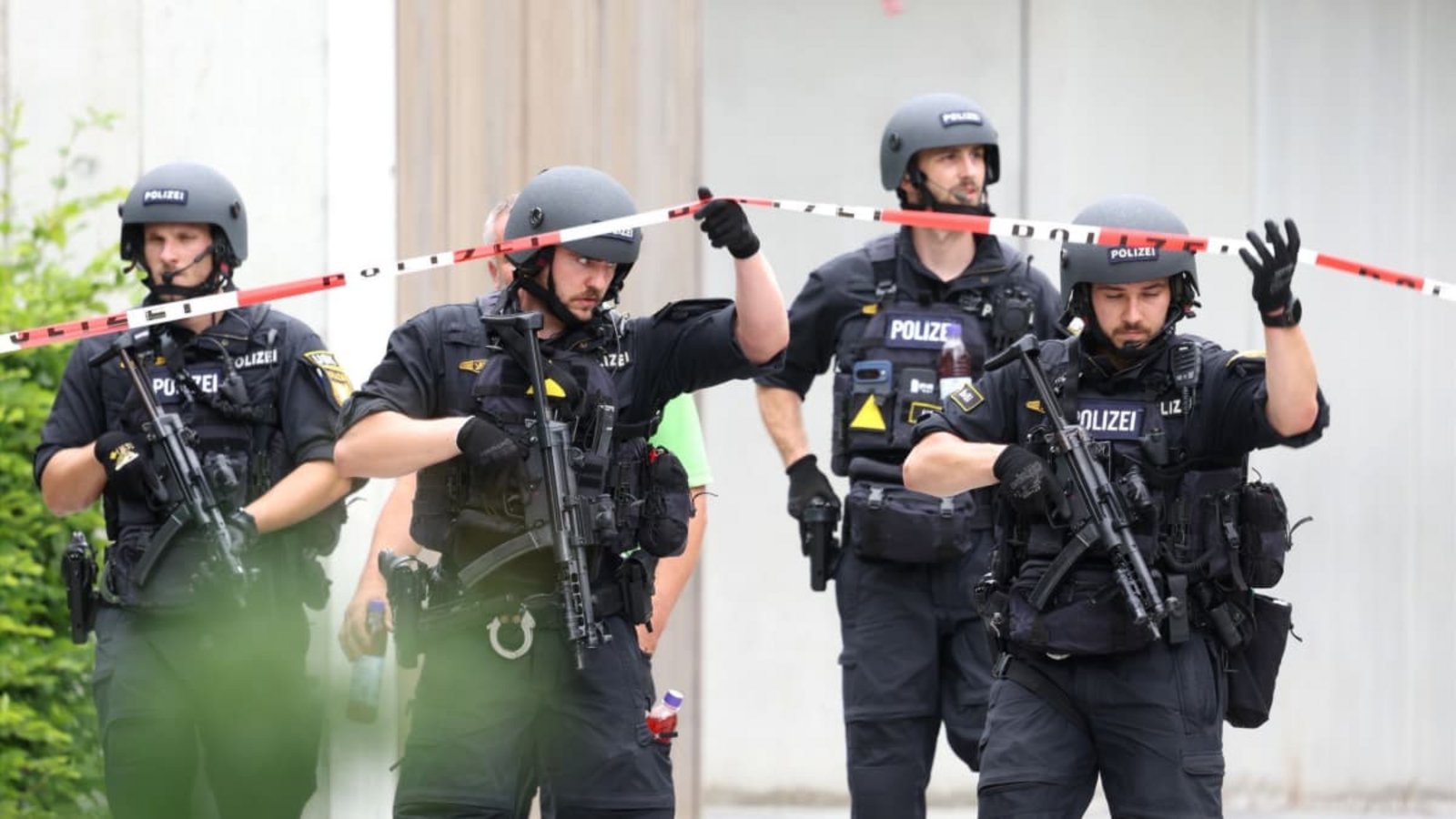 Zwei Mädchen wurden bei der mutmaßlichem Amoktat verletzt.Karl-Josef Hildenbrand/dpa Zwei Mädchen wurden bei der mutmaßlichem Amoktat verletzt.Karl-Josef Hildenbrand/dpa