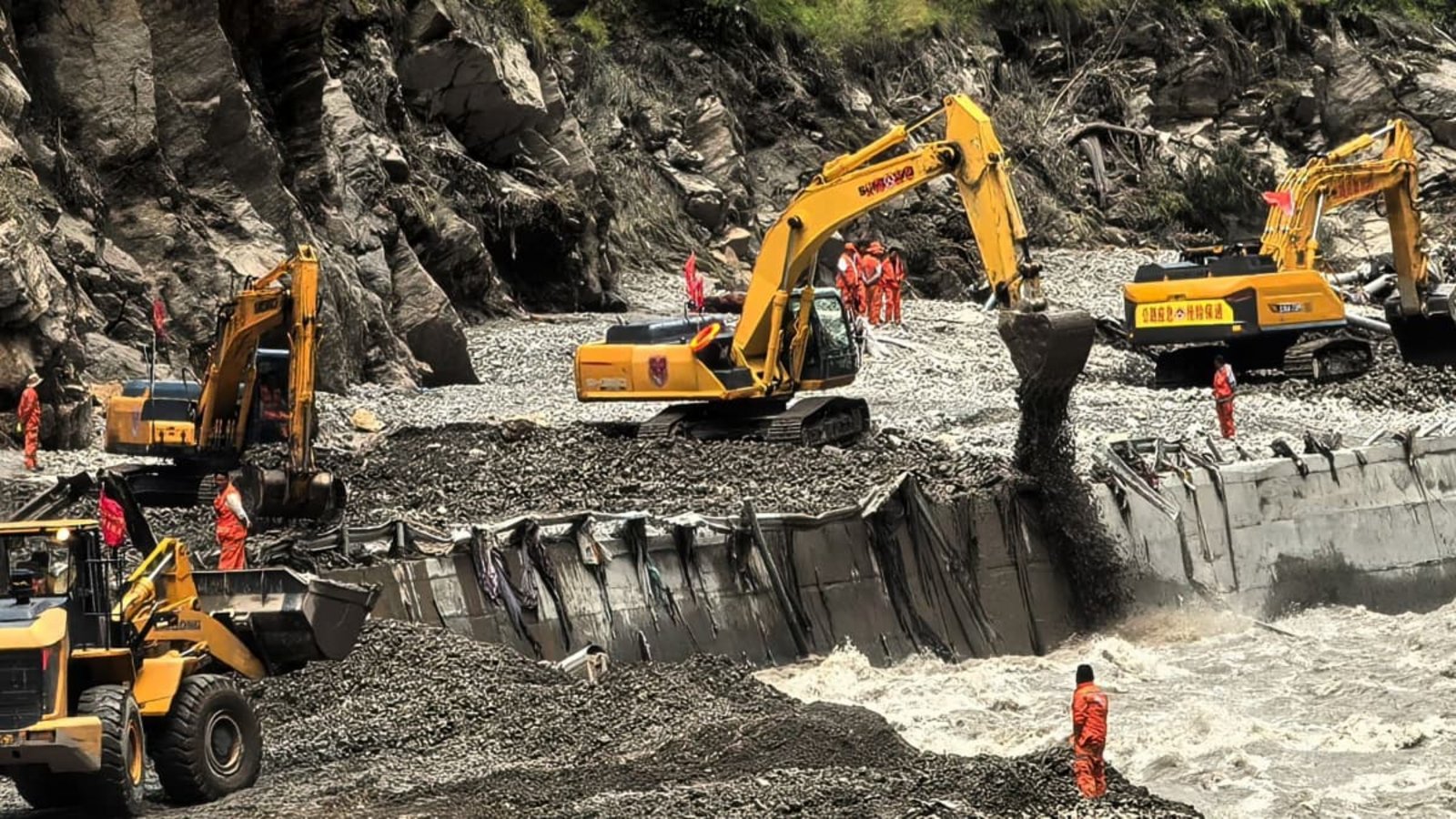 Auf diesem von der Nachrichtenagentur Xinhua veröffentlichten Foto sind Rettungskräfte zu sehen, die mit schwerem Gerät eine Straße freiräumen, die zu den von Schlammlawinen betroffenen Gebieten in Xigaze in der Autonomen Region Tibet im Südwesten Chinas führt.Uncredited/Xinhua/AP/dpa