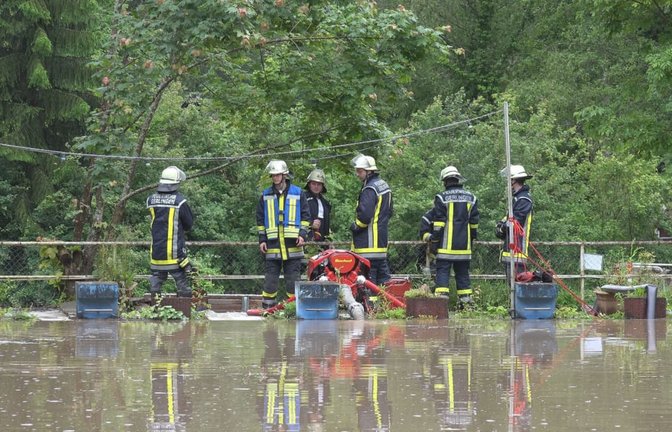 Nach Starkregen am Dienstag Abend (14.06.2016) war das Naturfreundehaus Gerlingen akut von Wassermassen bedroht. Es wurde durch Sandsäcke und den Bau eines Wasserkanals geschützt.<span class='image-autor'>7aktuell.de/Eyb</span>