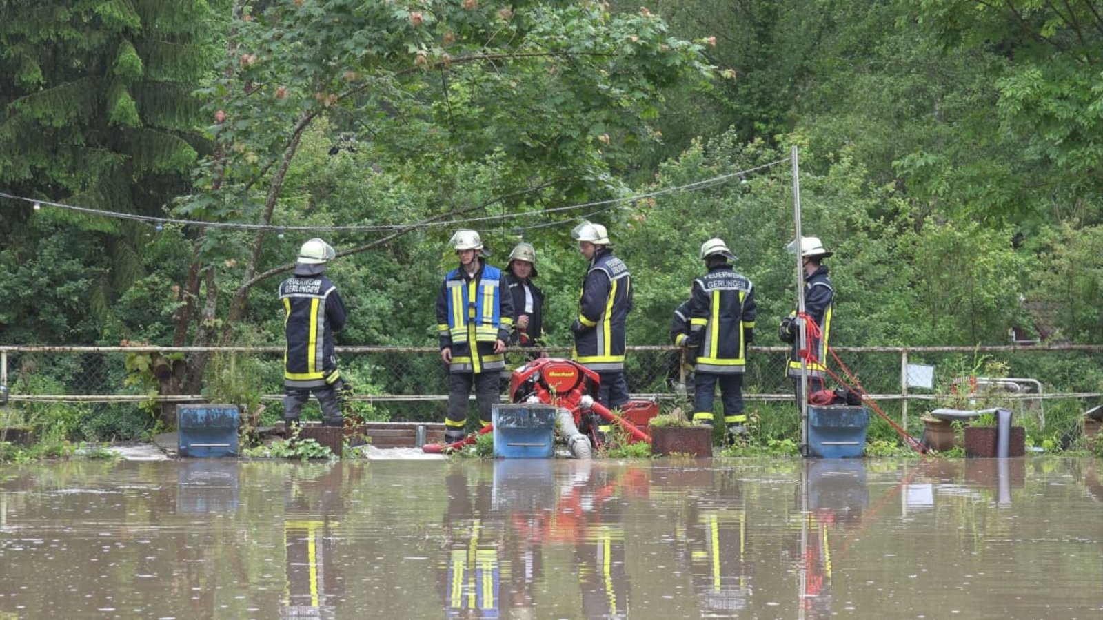 Nach Starkregen am Dienstag Abend (14.06.2016) war das Naturfreundehaus Gerlingen akut von Wassermassen bedroht. Es wurde durch Sandsäcke und den Bau eines Wasserkanals geschützt.7aktuell.de/Eyb Nach Starkregen am Dienstag Abend (14.06.2016) war das Naturfreundehaus Gerlingen akut von Wassermassen bedroht. Es wurde durch Sandsäcke und den Bau eines Wasserkanals geschützt.7aktuell.de/Eyb