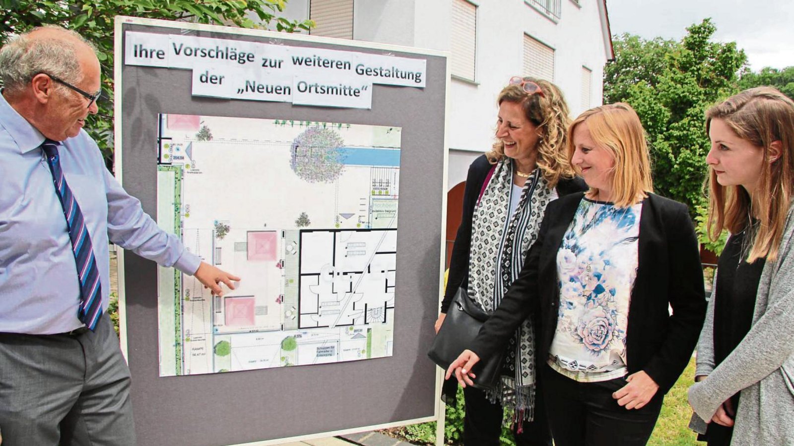 Bürgermeister Werner Somlai lud mit den Vertreterinnen der Kommunalentwicklung zu weiteren Gestaltungsideen für die neue Ortsmitte ein. Fotos: Gergen