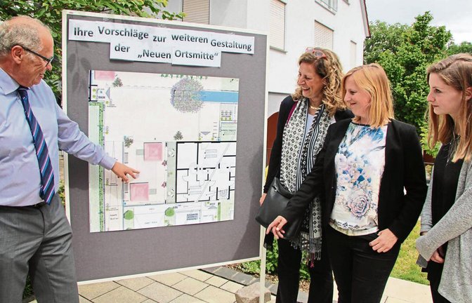 Bürgermeister Werner Somlai lud mit den Vertreterinnen der Kommunalentwicklung zu weiteren Gestaltungsideen für die neue Ortsmitte ein. Fotos: Gergen