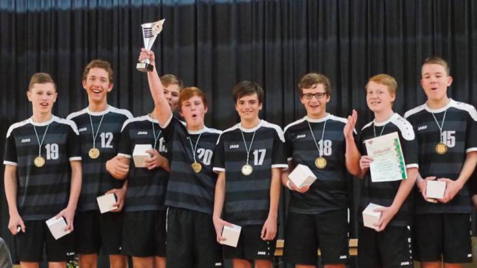 Jubel bei der Siegerehrung der B-Jungen Farin Sparmann, Peter Scheuermann, Tim-Lukas Truckseß, Fabian Spiess, Josia Albrecht, Aaron Stark, Tim Siehler und Nathanael Wenzler (von links) über den Titel bei der Eichenkreuz-Meisterschaft Foto: privat Jubel bei der Siegerehrung der B-Jungen Farin Sparmann, Peter Scheuermann, Tim-Lukas Truckseß, Fabian Spiess, Josia Albrecht, Aaron Stark, Tim Siehler und Nathanael Wenzler (von links) über den Titel bei der Eichenkreuz-Meisterschaft Foto: privat